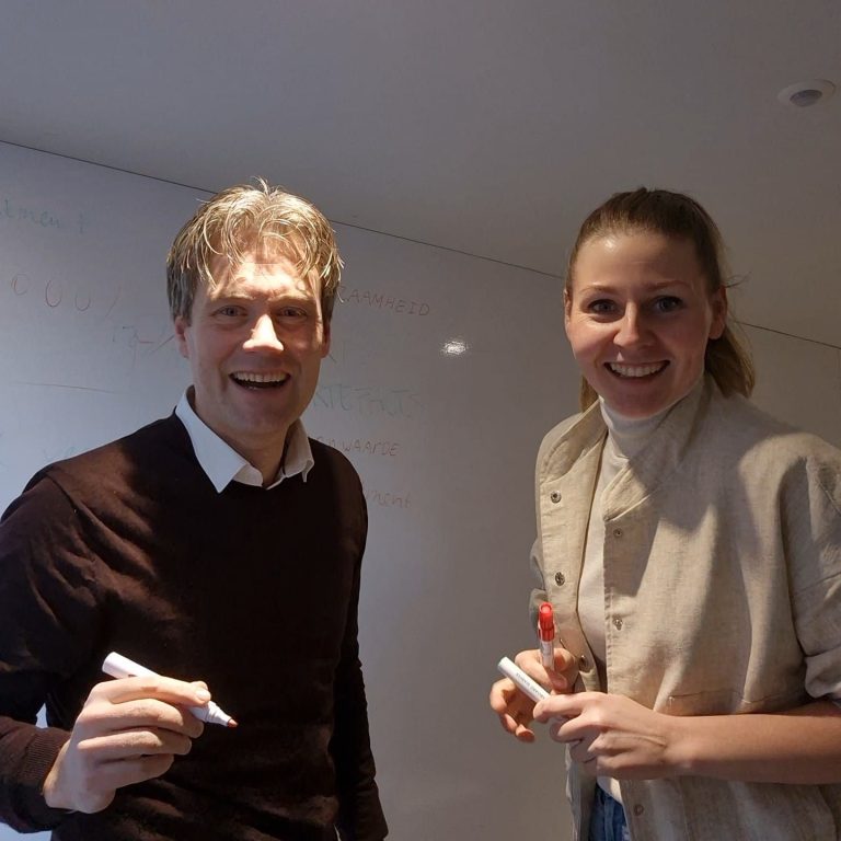 Bastiaan de Jong en Sanne Pas na hun brainstorm